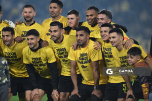 Jugadores de Peñarol portando remeras con la inscripción ‘Todos somos familiares”. Torneo Apertura. Estadio Campeón del Siglo.