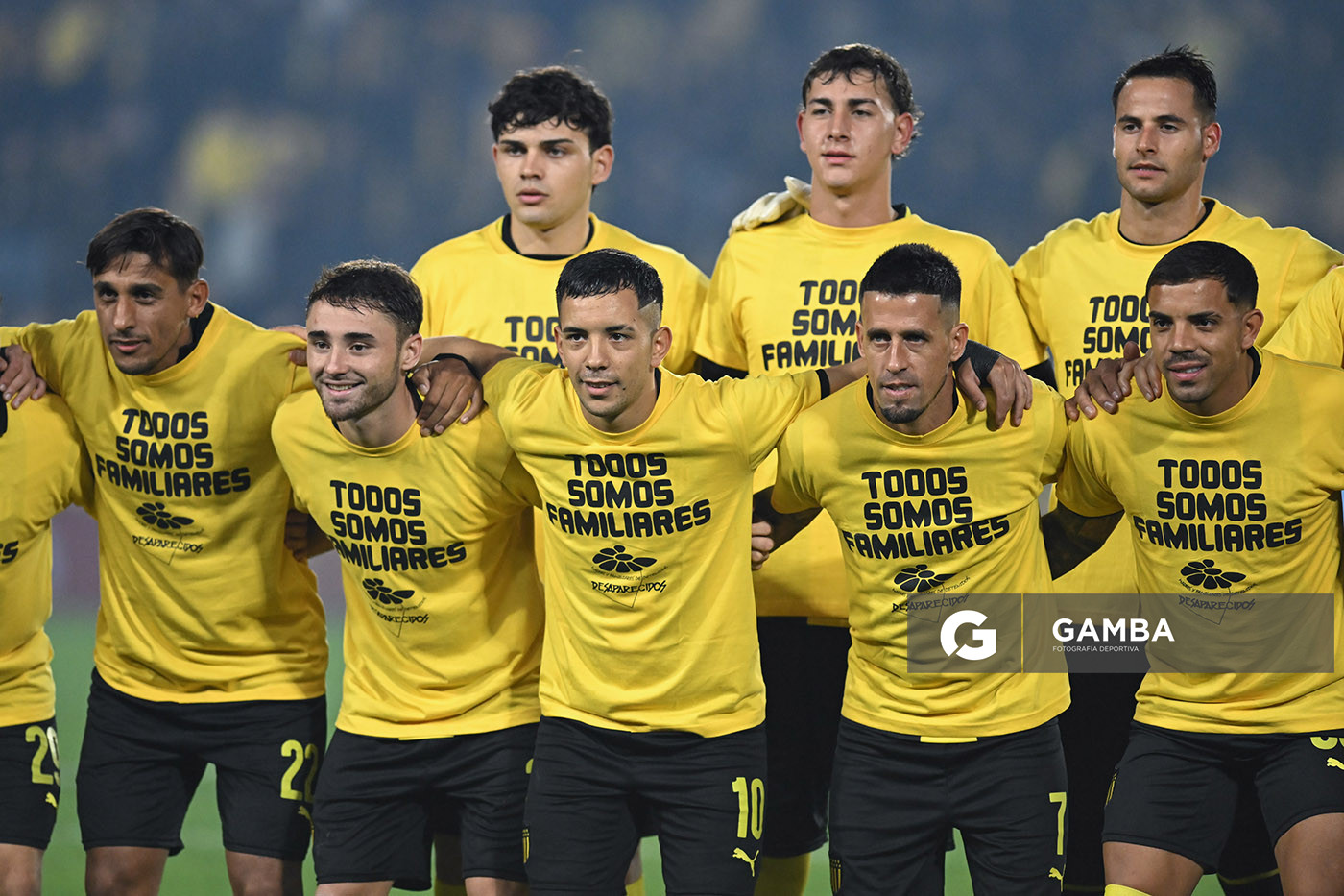 Jugadores de Peñarol portando remeras con la inscripción ‘Todos somos familiares”. Torneo Apertura. Estadio Campeón del Siglo.