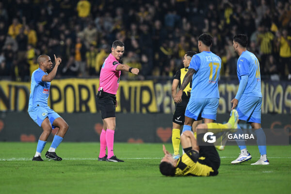 Hernán Heras, árbitro central. Torneo Apertura. Estadio Campeón del Siglo.