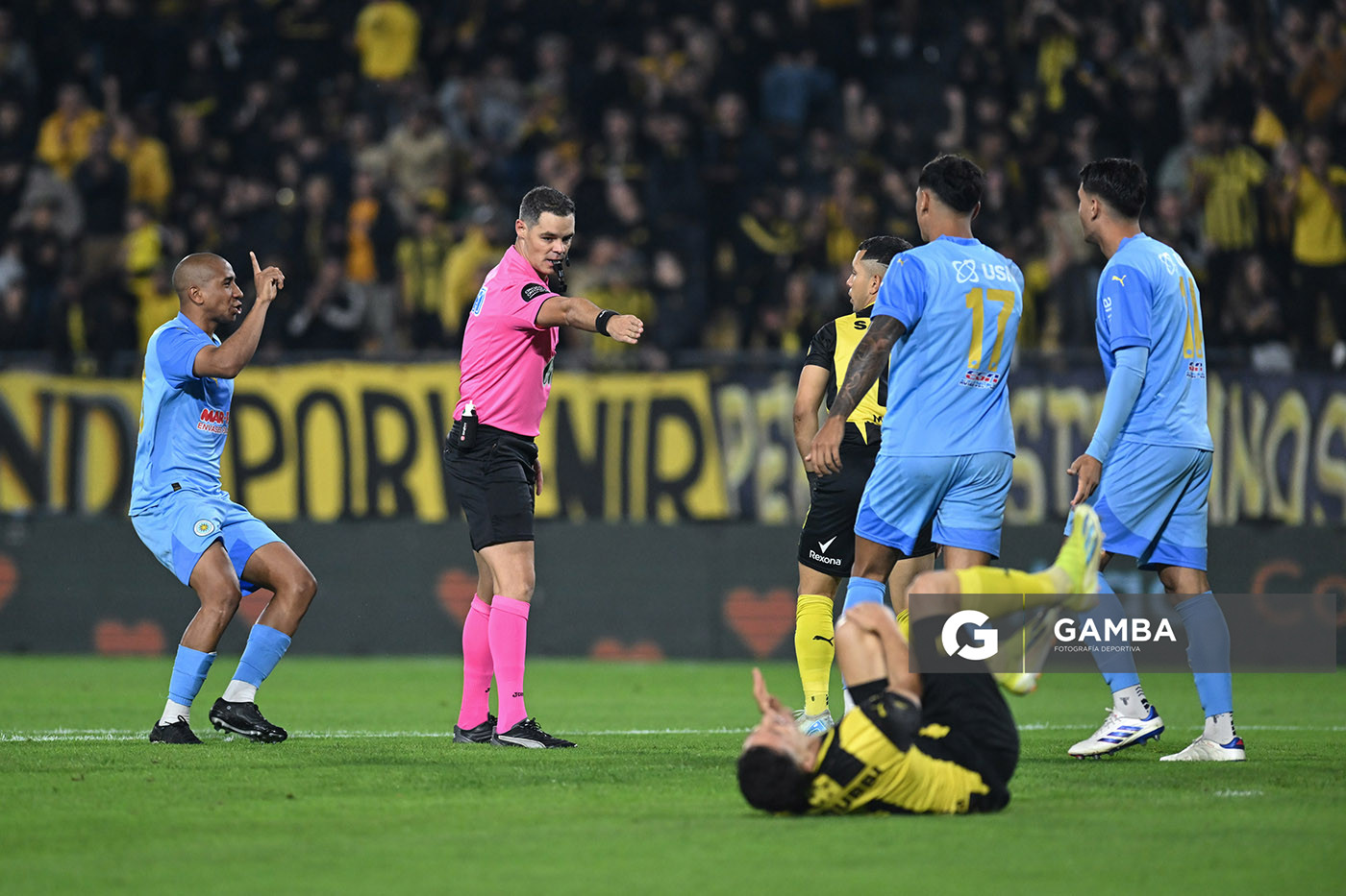 Hernán Heras, árbitro central. Torneo Apertura. Estadio Campeón del Siglo.