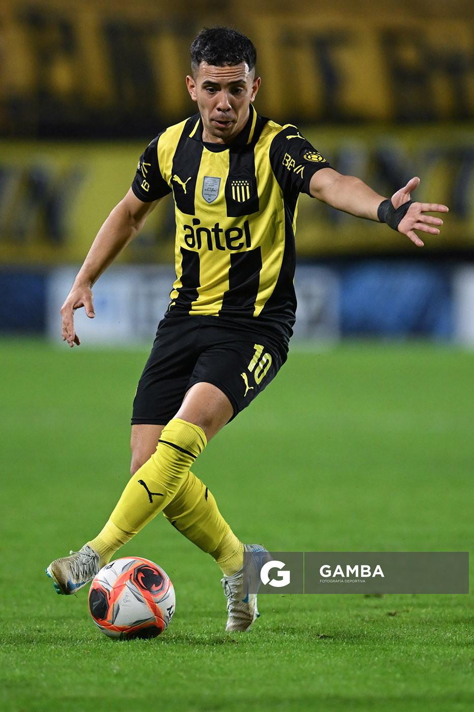 Leonardo Fernández, de Peñarol. Torneo Apertura. Estadio Campeón del Siglo.
