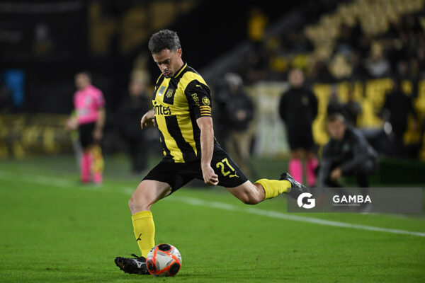 Lucas Hernández, de Peñarol. Torneo Apertura. Estadio Campeón del Siglo.