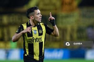 Leonardo Fernández, de Peñarol. Torneo Apertura. Estadio Campeón del Siglo.