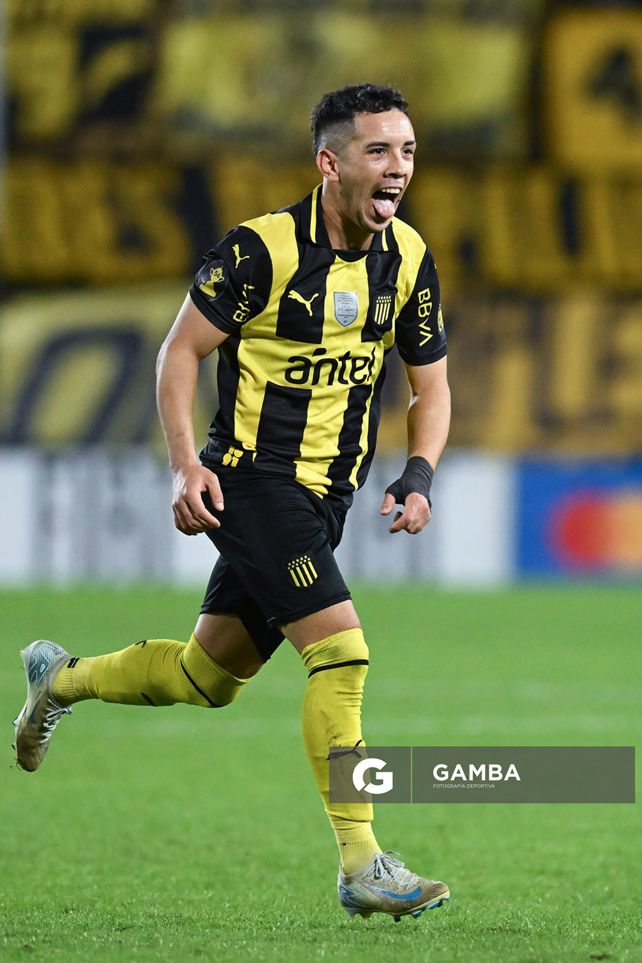 Leonardo Fernández, de Peñarol. Torneo Apertura. Estadio Campeón del Siglo.