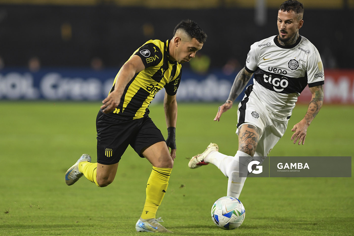Leonardo Fernández, de Peñarol. Copa Conmebol Libertadores. Estadio Campeón del Siglo.