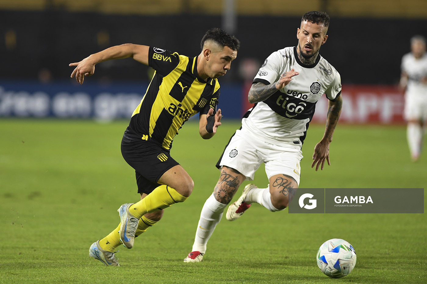 Leonardo Fernández, de Peñarol. Copa Conmebol Libertadores. Estadio Campeón del Siglo.