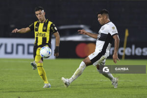 Leonardo Fernández, de Peñarol. Copa Conmebol Libertadores. Estadio Campeón del Siglo.