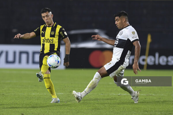 Leonardo Fernández, de Peñarol. Copa Conmebol Libertadores. Estadio Campeón del Siglo.