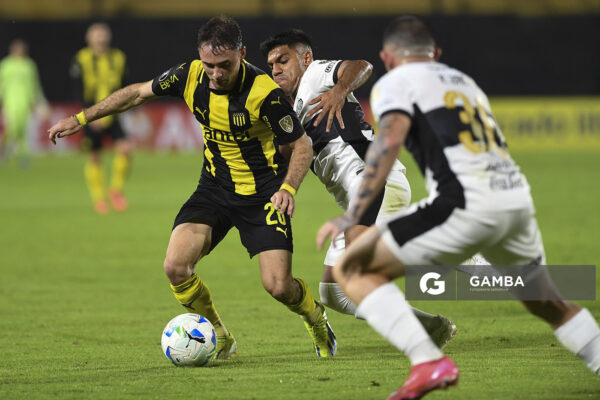 Pedro Milans, de Peñarol. Copa Conmebol Libertadores. Estadio Campeón del Siglo.
