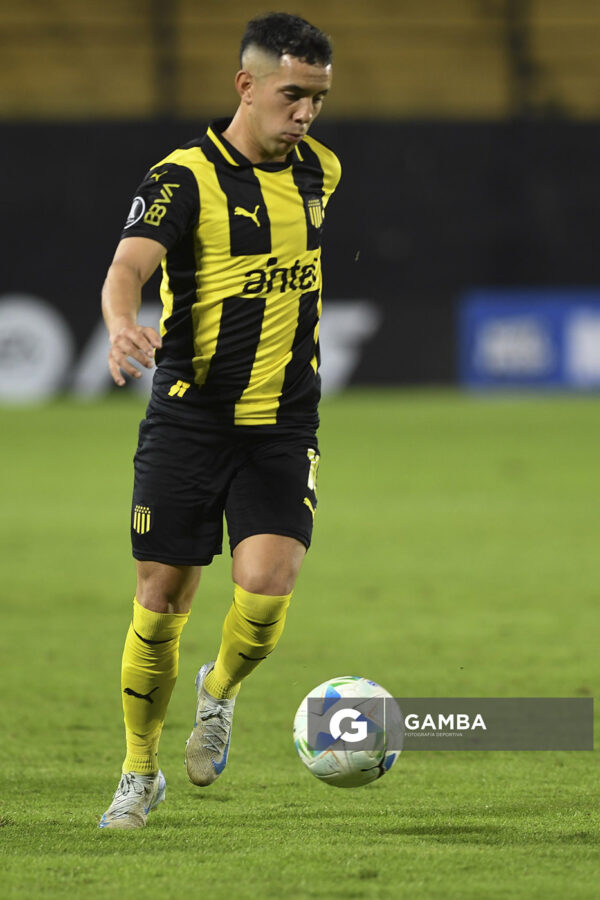 Leonardo Fernández, de Peñarol. Copa Conmebol Libertadores. Estadio Campeón del Siglo.