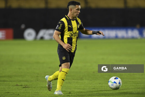 Leonardo Fernández, de Peñarol. Copa Conmebol Libertadores. Estadio Campeón del Siglo.