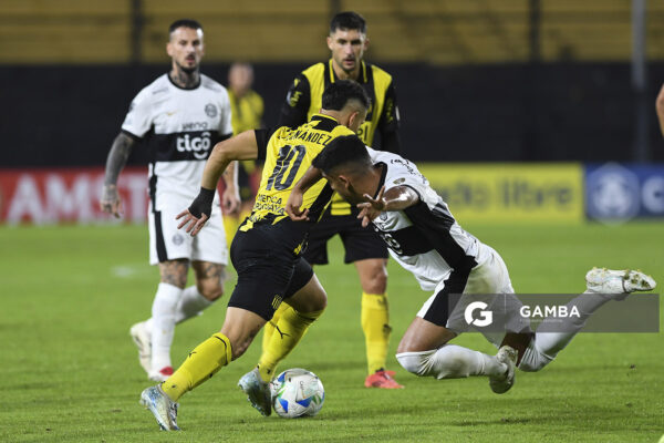 Leonardo Fernández, de Peñarol. Copa Conmebol Libertadores. Estadio Campeón del Siglo.