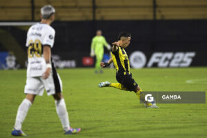 Leonardo Fernández, de Peñarol. Copa Conmebol Libertadores. Estadio Campeón del Siglo.