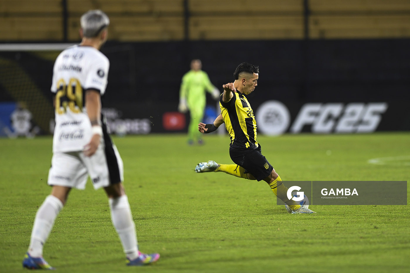 Leonardo Fernández, de Peñarol. Copa Conmebol Libertadores. Estadio Campeón del Siglo.