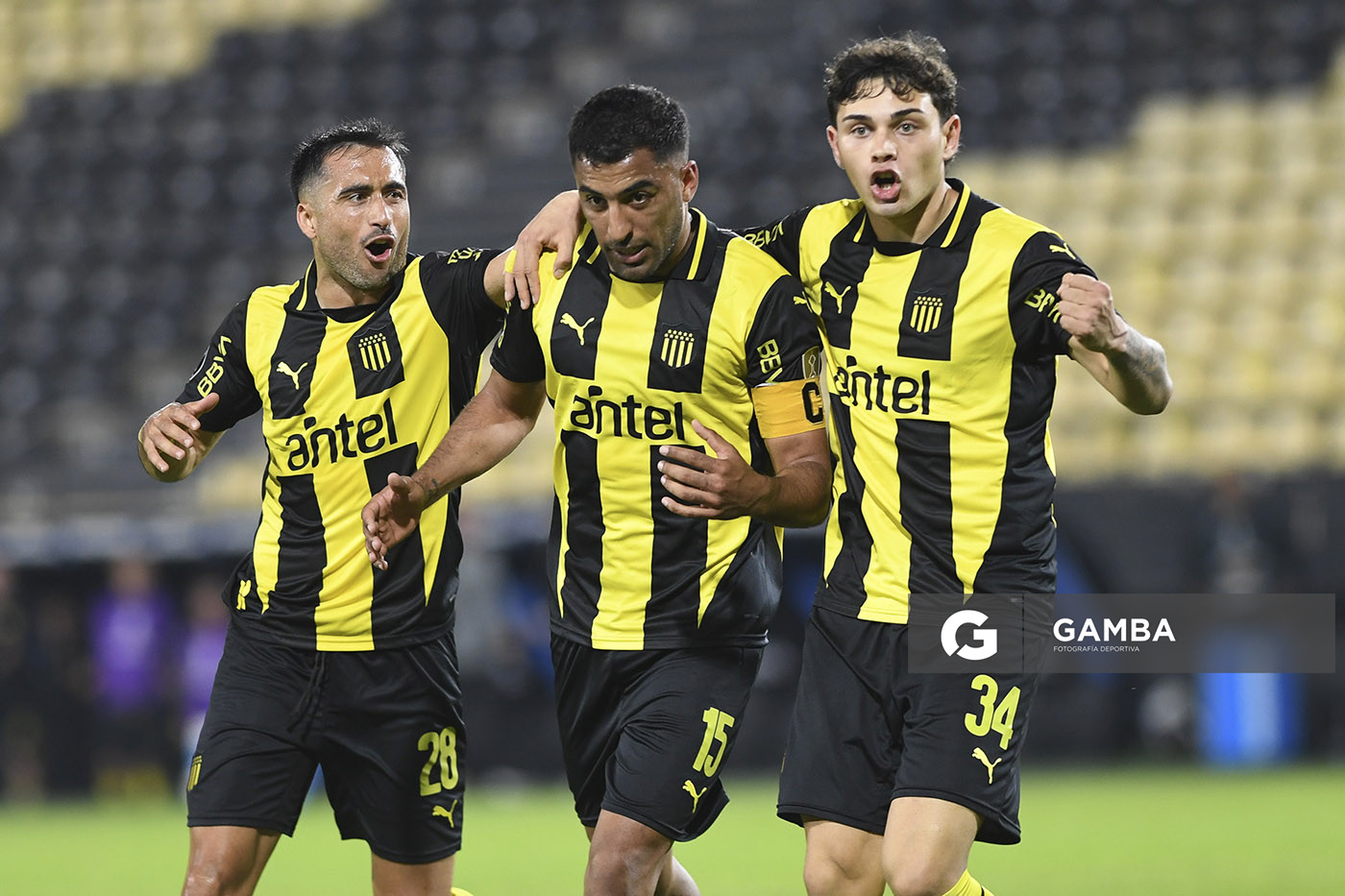Maximiliano Olivera, de Peñarol. Copa Conmebol Libertadores. Estadio Campeón del Siglo.