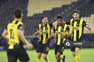 Maximiliano Olivera, de Peñarol. Copa Conmebol Libertadores. Estadio Campeón del Siglo.