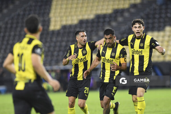 Maximiliano Olivera, de Peñarol. Copa Conmebol Libertadores. Estadio Campeón del Siglo.