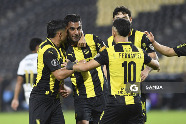 Maximiliano Olivera, de Peñarol. Copa Conmebol Libertadores. Estadio Campeón del Siglo.