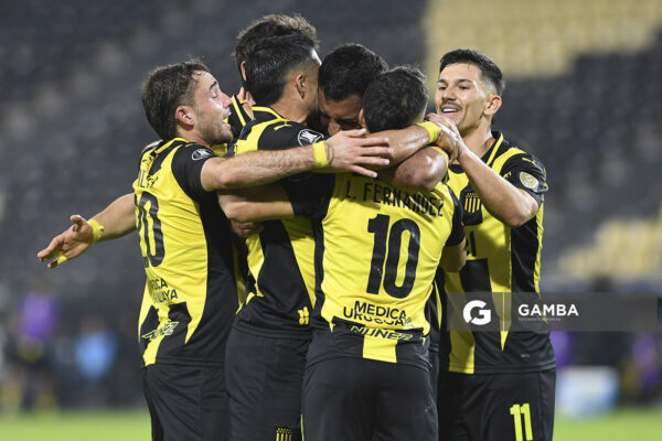 Maximiliano Olivera, de Peñarol. Copa Conmebol Libertadores. Estadio Campeón del Siglo.