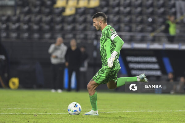Gastón Olveira, golero de Olimpia. Copa Conmebol Libertadores. Estadio Campeón del Siglo.