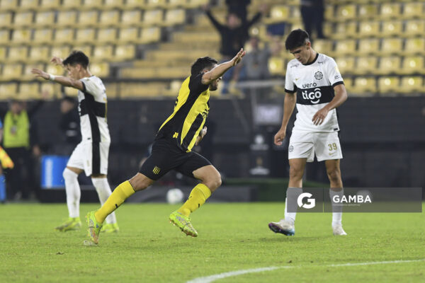 Eric Remedi, de Peñarol. Copa Conmebol Libertadores. Estadio Campeón del Siglo.