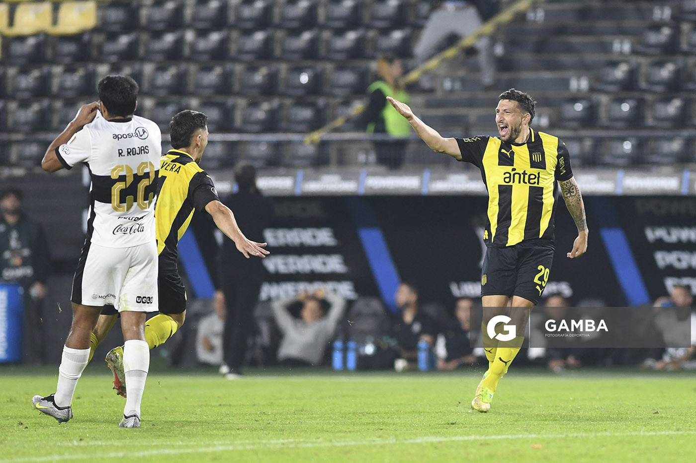 Eric Remedi, de Peñarol. Copa Conmebol Libertadores. Estadio Campeón del Siglo.