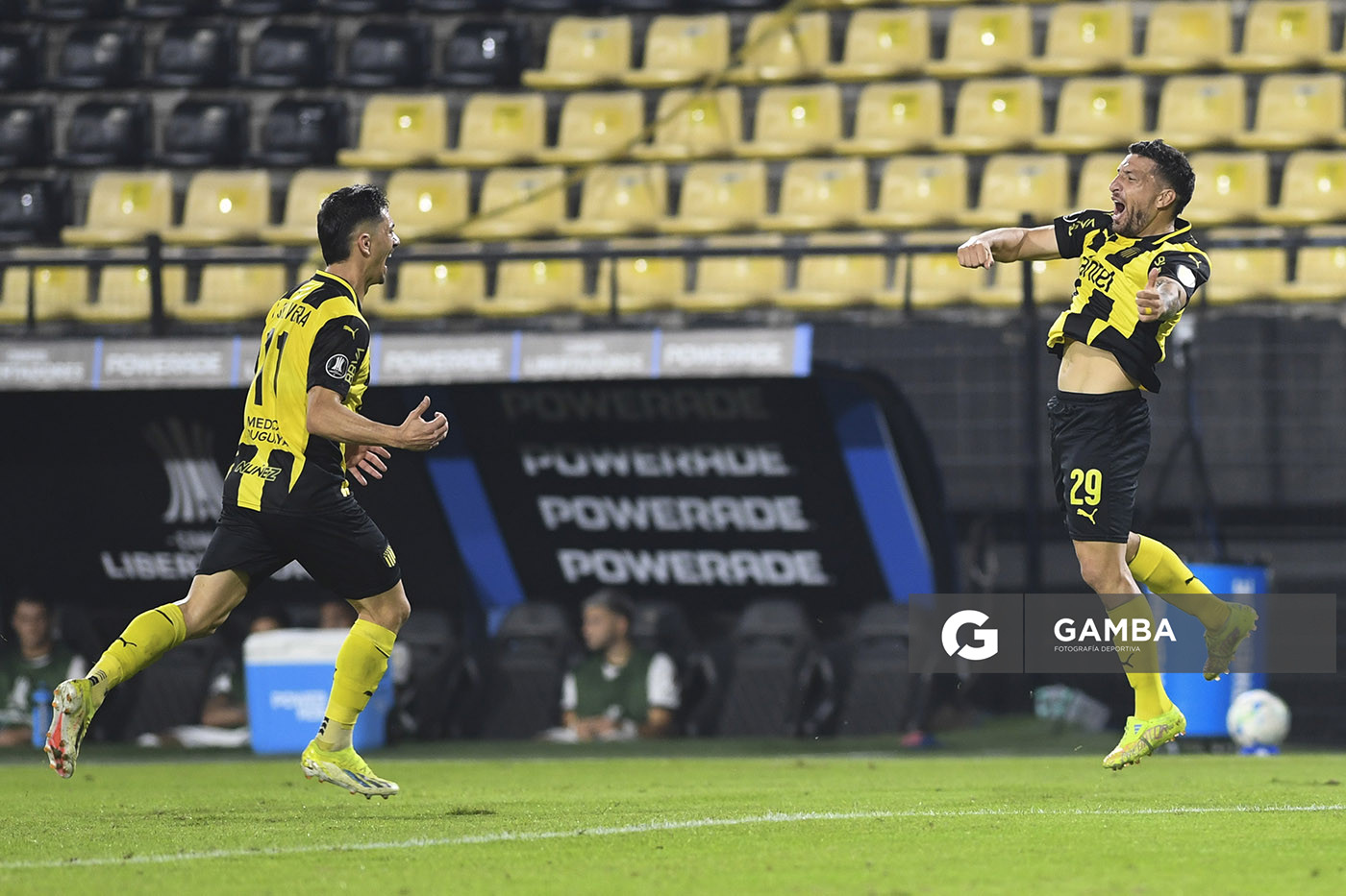 Eric Remedi, de Peñarol. Copa Conmebol Libertadores. Estadio Campeón del Siglo.