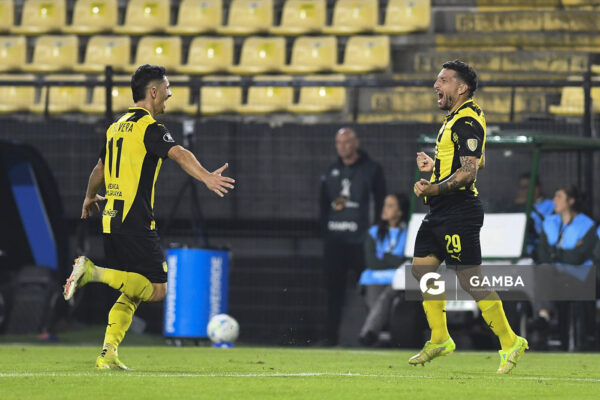 Eric Remedi, de Peñarol. Copa Conmebol Libertadores. Estadio Campeón del Siglo.