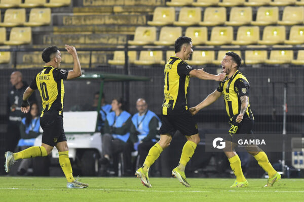 Eric Remedi, de Peñarol. Copa Conmebol Libertadores. Estadio Campeón del Siglo.