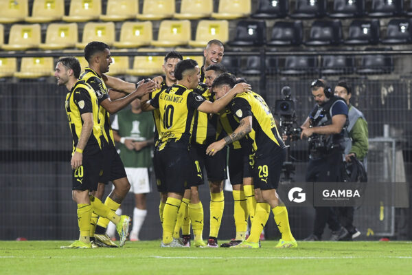 Eric Remedi, de Peñarol. Copa Conmebol Libertadores. Estadio Campeón del Siglo.
