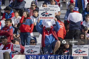 Hinchas con cartelería alusiva al reclamo por los Desaparecidos. Torneo Apertura. Estadio Gran Parque Central.