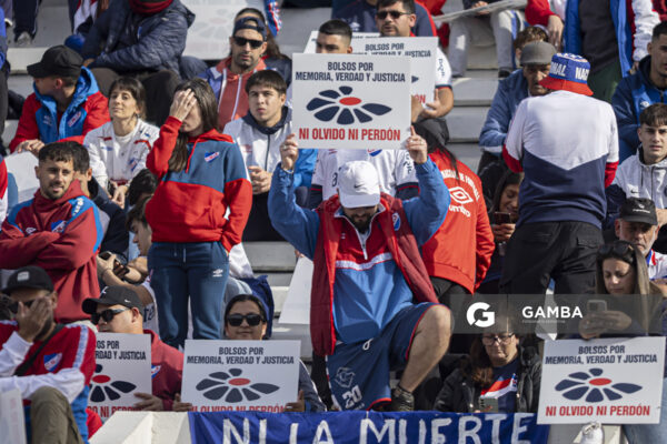 Hinchas con cartelería alusiva al reclamo por los Desaparecidos. Torneo Apertura. Estadio Gran Parque Central.