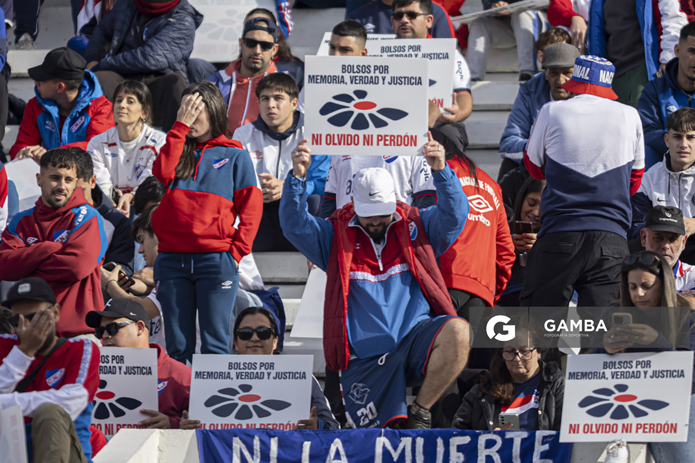 Hinchas con cartelería alusiva al reclamo por los Desaparecidos. Torneo Apertura. Estadio Gran Parque Central.