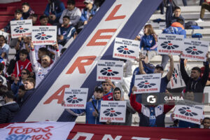 Hinchas con cartelería alusiva al reclamo por los Desaparecidos. Torneo Apertura. Estadio Gran Parque Central.