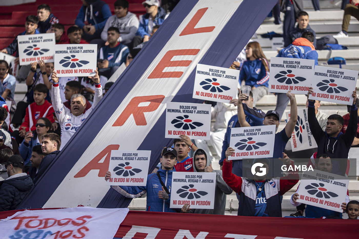 Hinchas con cartelería alusiva al reclamo por los Desaparecidos. Torneo Apertura. Estadio Gran Parque Central.