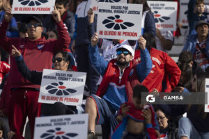 Hinchas con cartelería alusiva al reclamo por los Desaparecidos. Torneo Apertura. Estadio Gran Parque Central.