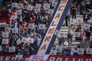 Hinchas con cartelería alusiva al reclamo por los Desaparecidos. Torneo Apertura. Estadio Gran Parque Central.