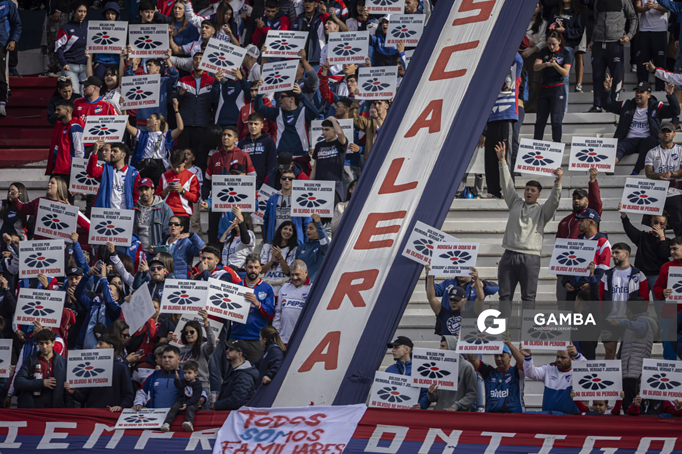 Hinchas con cartelería alusiva al reclamo por los Desaparecidos. Torneo Apertura. Estadio Gran Parque Central.