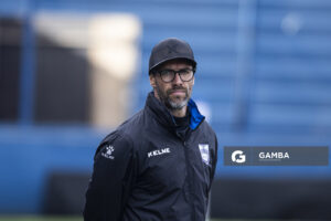 Ignacio Ithurralde, director técnico de Defensor Sporting. Torneo Apertura. Estadio Gran Parque Central.