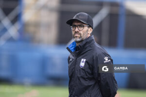 Ignacio Ithurralde, director técnico de Defensor Sporting. Torneo Apertura. Estadio Gran Parque Central.