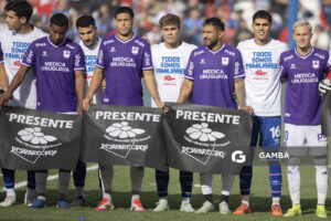 Jugadores con inscripción alusiva al reclamo por los Desaparecidos. Torneo Apertura. Estadio Gran Parque Central.