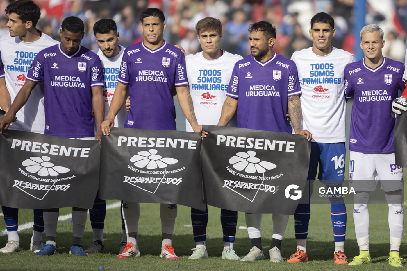 Jugadores con inscripción alusiva al reclamo por los Desaparecidos. Torneo Apertura. Estadio Gran Parque Central.