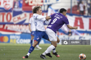 Maximiliano Gómez, de Defensor Sporting. Torneo Apertura. Estadio Gran Parque Central.