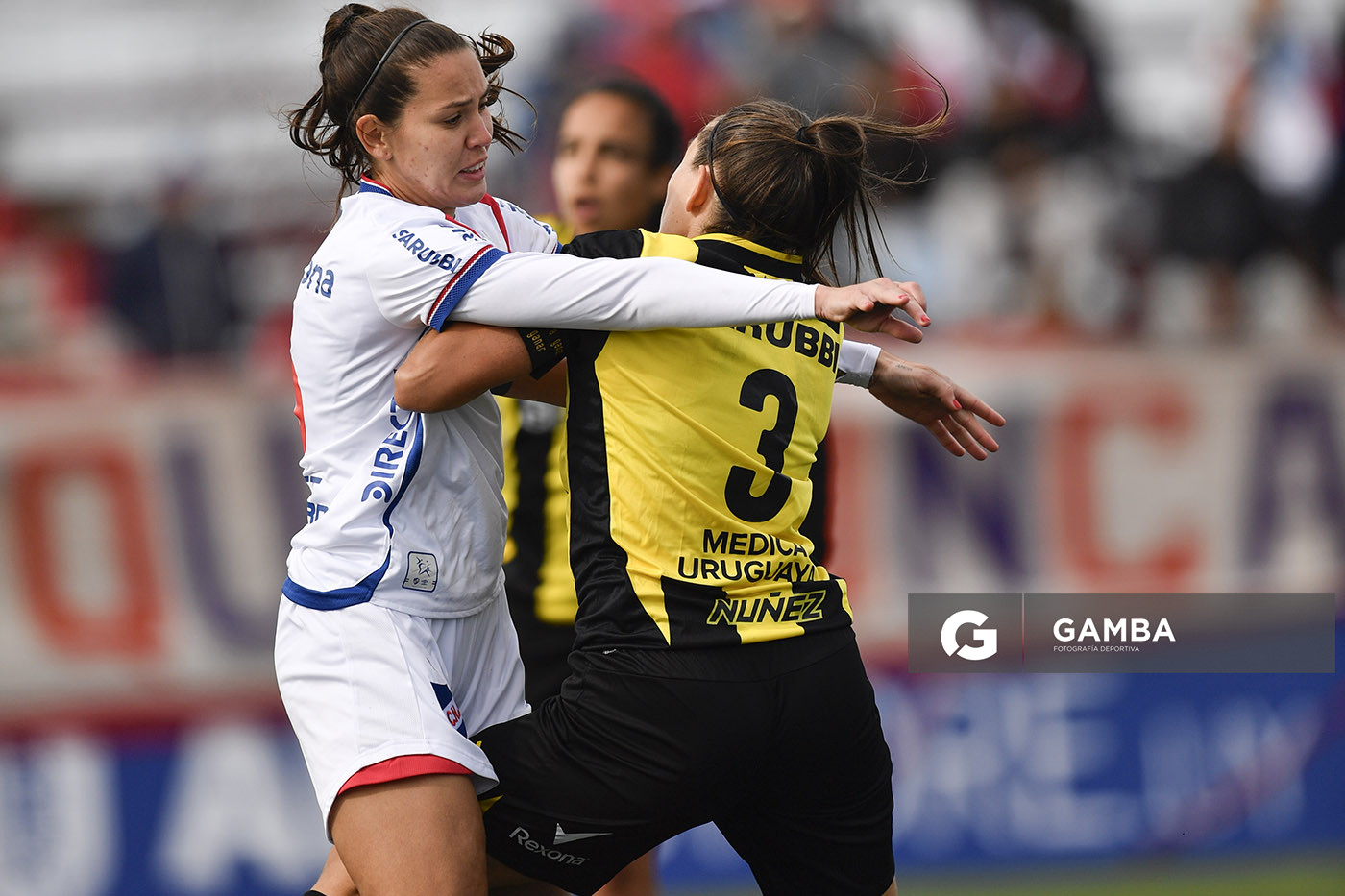 Isabela Cardoso, de Nacional. Daiana Farías, de Peñarol. Campeonato Uruguayo de Fútbol Femenino. Complejo Rentistas.