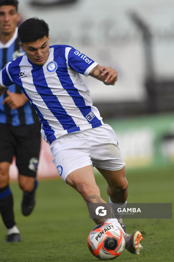 Julián Contrera, de Cerro Largo. Torneo Apertura. Estadio Belvedere.