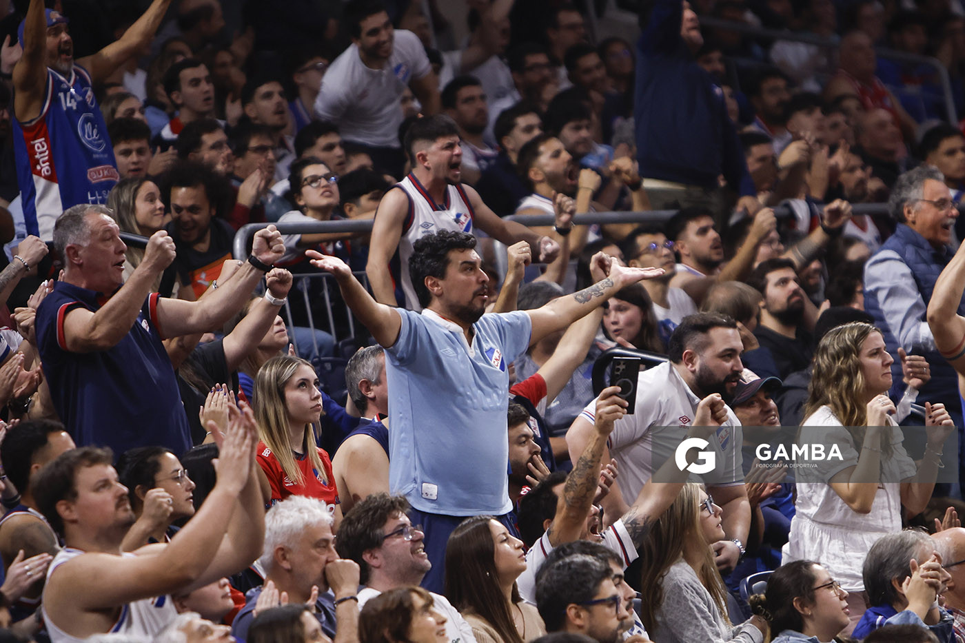 Hinchas de Nacional. Liga Uruguaya de Básquetbol. Antel Arena.