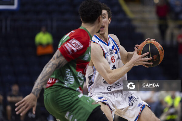 Mateo Sarni, de Nacional. Liga Uruguaya de Básquetbol. Antel Arena.