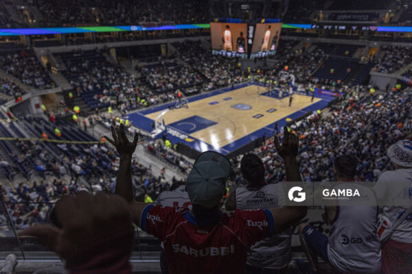 Hinchas de Nacional. Liga Uruguaya de Básquetbol. Antel Arena.