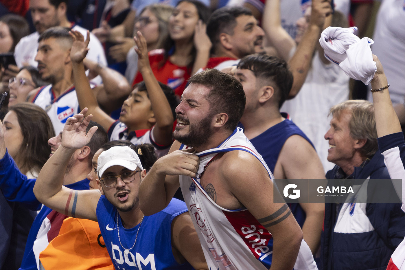 Hinchas de Nacional. Liga Uruguaya de Básquetbol. Antel Arena.