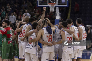 Jugadores de Nacional al término del partido. Liga Uruguaya de Básquetbol. Antel Arena.